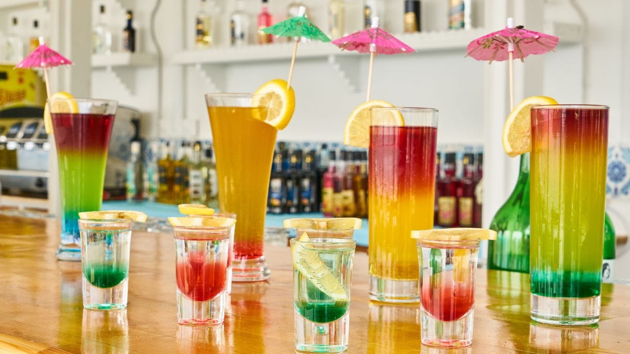 ભારતમાં ઘણી એવી દેશી ડ્રિંક્સ છે જે માત્ર સ્વાદમાં જ નહીં પરંતુ આરોગ્ય માટે પણ અત્યંત લાભદાયક છે. આ પીણાં શરીરને ઠંડક આપે છે અને એનર્જી પણ પૂરી પાડે છે. (Image Credit Source: Social Media)