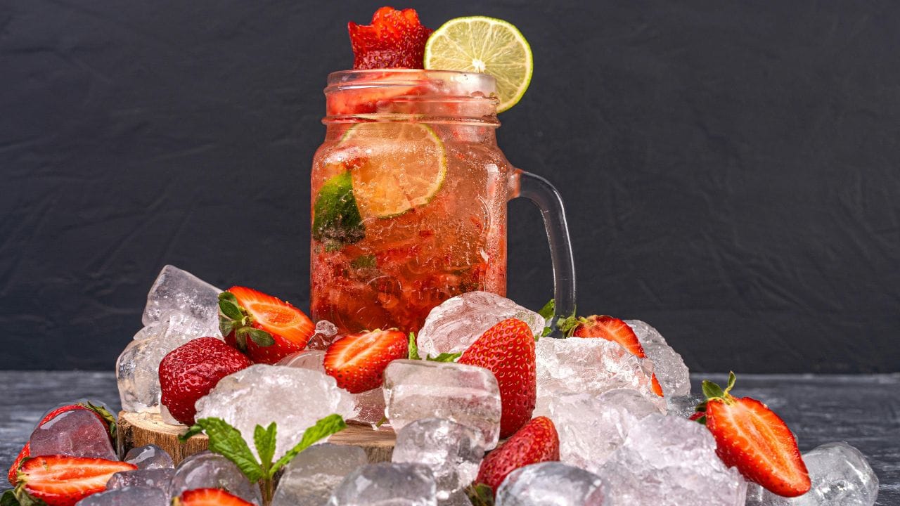 આ તમામ દેશી ડ્રિંક્સ માત્ર ગરમીથી રાહત જ નથી આપતી પરંતુ શરીરને હેલ્ધી અને હાઈડ્રેટ પણ રાખે છે. ઉનાળામાં દૈનિક ડાયટમાં આ પીણાંનો સમાવેશ કરવાથી લૂ અને ડિહાઈડ્રેશનથી બચી શકાય છે. (Image Credit Source: Social Media)