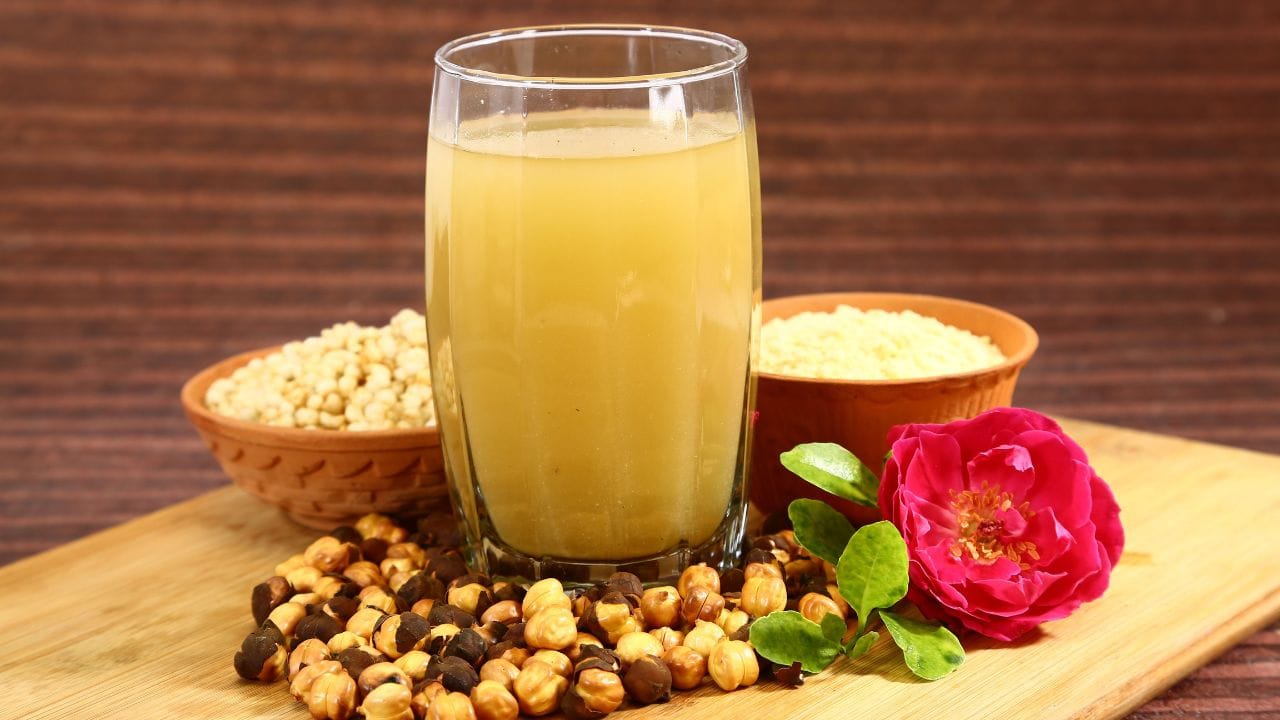 બીજું મહત્વપૂર્ણ પીણું છે સત્તૂ શરબત, જે બિહારની પરંપરાગત ડ્રિંક છે. સત્તૂને ઠંડા પાણીમાં મિક્સ કરીને તેમાં ડુંગળી, લીલા મરચાં, ધાણા અને જીરું ઉમેરવામાં આવે છે. આ પીણું પ્રોટીનથી ભરપૂર હોય છે અને શરીરને લાંબા સમય સુધી એનર્જી આપે છે. (Image Credit Source: Social Media)