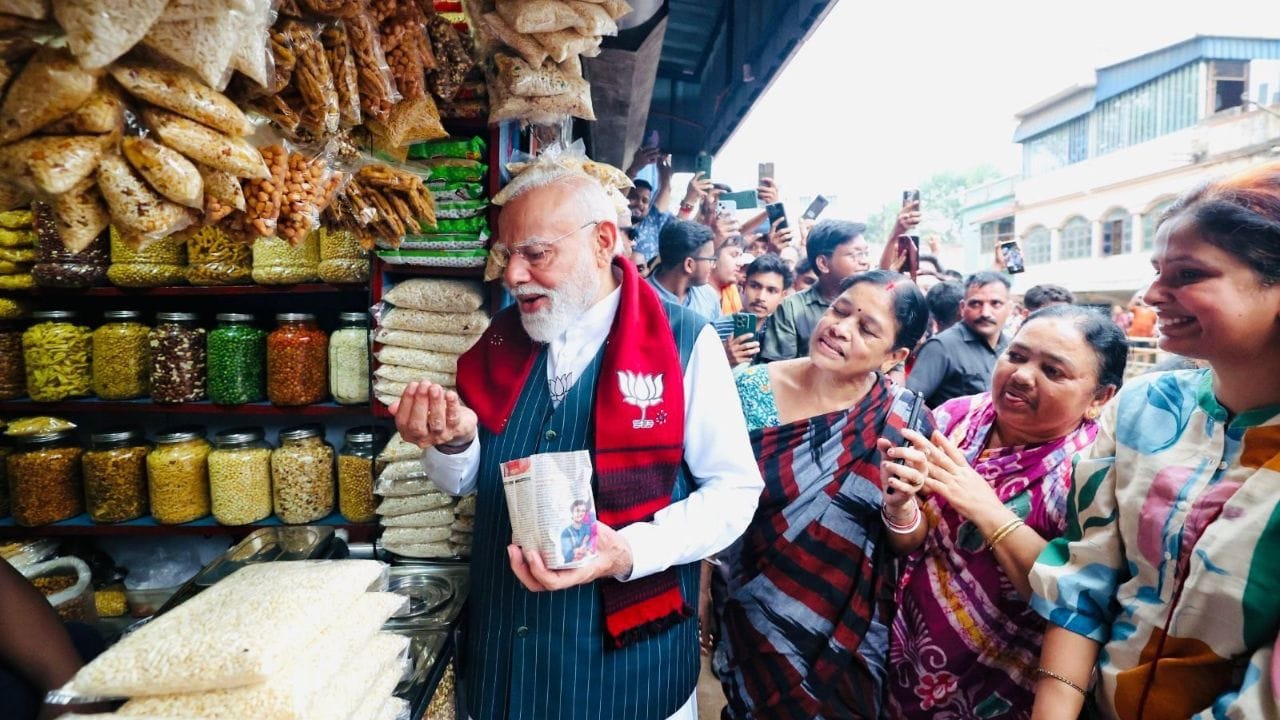 તાજેતરમાં ચૂંટણી પ્રચાર દરમિયાન પ્રધાન મંત્રી નરેન્દ્ર મોદીએ પશ્ચિમ બંગાળમાં ઝાલમુરીનો સ્વાદ માણ્યો હતો. તેમની આ સરળ અને લોકપ્રિય વાનગી સાથેની ક્ષણોએ લોકોમાં ખાસ ઉત્સુકતા જગાવી છે. આ ઘટના પછી ઝાલમુરી ફરી ચર્ચાનો વિષય બની ગઈ છે અને સોશિયલ મીડિયા પર પણ તેની ચર્ચા વધી છે. (Image Credit Source: Social Media)