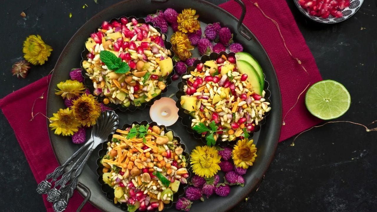 કેટલાક લોકો માટે 'જૈન ભેળ' પણ ઉપલબ્ધ છે, જેમાં ડુંગળી અને બટાકાનો ઉપયોગ થતો નથી. (Image Credit Source: Social Media)