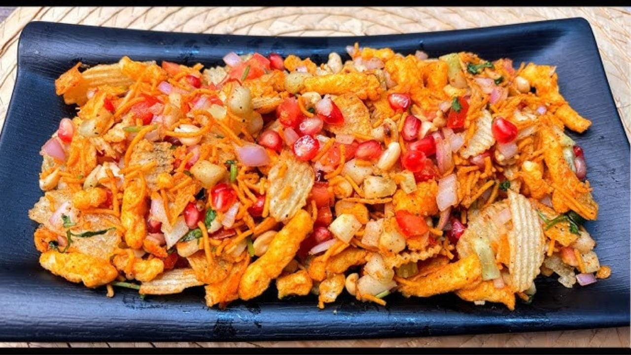  હાલના સમયમાં કુરકુરે ભેળ જેવી ઇનોવેટિવ વેરાયટી પણ લોકપ્રિય બની રહી છે. (Image Credit Source: Social Media)