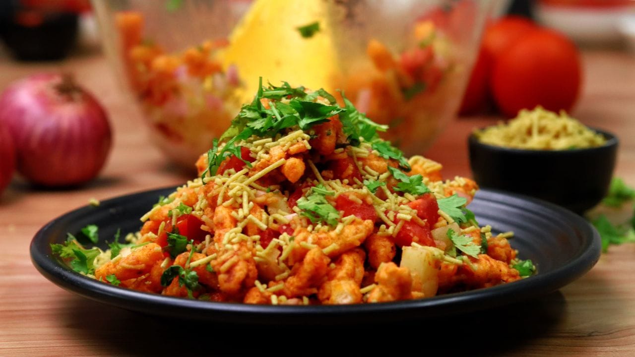 મુંબઈમાં મળતી ભેળ ખૂબ જ લોકપ્રિય છે, જેમાં આંબલીની ખાટી-મીઠી ચટણી, લીલી મરચાની તીખી ચટણી અને ક્યારેક લસણની લાલ ચટણી ઉમેરવામાં આવે છે. તેના વિરુદ્ધ “સુખા ભેળ” વધુ ક્રિસ્પી હોય છે, જેમાં લિક્વિડ ચટણી ઓછી અને સુકા મસાલાનો વધારે ઉપયોગ થાય છે. (Image Credit Source: Social Media)