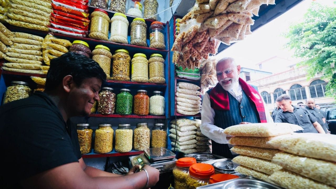 પ્રધાન મંત્રી નરેન્દ્ર મોદીના ઇન્સ્ટાગ્રામ એકાઉન્ટ પર ઝાલમુરીની રીલ્સએ 100 મિલ્યન પ્લસ વ્યૂ ક્રોસ કરી લીધા છે, જ્યારે x પર પણ ઝાલમુરી શબ્દ ટ્રેન્ડ થઈ રહ્યો છે. (Image Credit Source: Social Media)