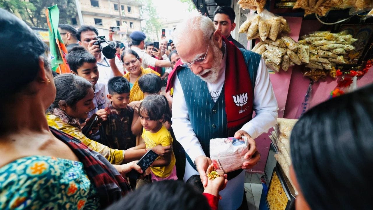 પ્રધાન મંત્રી નરેન્દ્ર મોદીએ પશ્ચિમ બંગાળમાં ઝાલમુરીનો સ્વાદ માણતો વિડિયો સોશિયલ મીડિયા પર ખૂબ ધૂમ મચાવી રહ્યો છે. PMના ટ્રેન્ડમાં રહેવાના પાછળનું મુખ્ય કારણ તેમની જાહેર ઉપસ્થિતિ, ચૂંટણી પ્રચાર દરમિયાન જોવા મળતી ઉત્સાહભરી અને પબ્લિક ઇવેન્ટ્સ, તેમજ કન્ટેન્ટ ક્રિએટર્સ સાથેનો સીધો અને રસપ્રદ સંવાદ છે. તેઓ લોકો સાથે જોડાવા માટે આધુનિક ડિજિટલ પ્લેટફોર્મ્સનો સક્રિય ઉપયોગ કરે છે, જેના કારણે તેમની દરેક પ્રવૃત્તિ ઝડપથી સોશિયલ મીડિયા પર વાયરલ થઈ જાય છે અને વ્યાપક ચર્ચાનો વિષય બને છે.(Image Credit Source: Social Media)