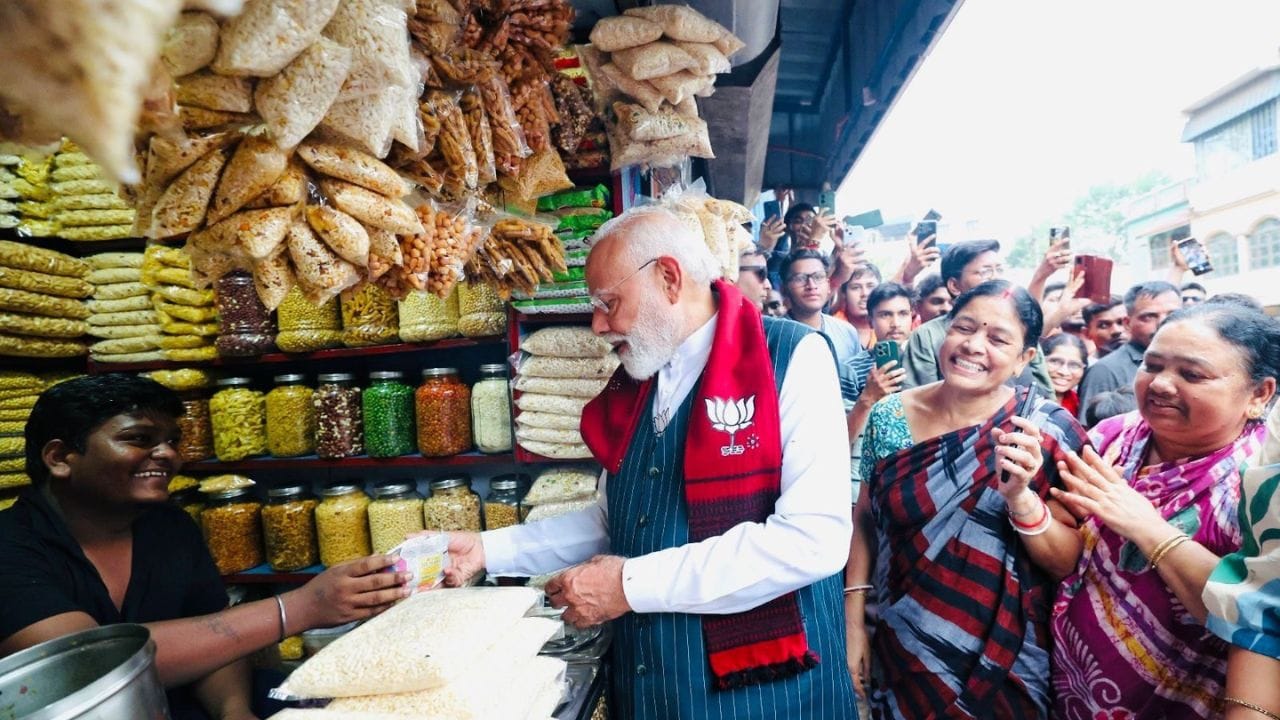 ભારતનું સ્ટ્રીટ ફૂડ તેની વિવિધતા અને સ્વાદ માટે વિશ્વભરમાં પ્રખ્યાત છે. તેમાં ભેળપૂરી એક એવી વાનગી છે જે દેશના લગભગ દરેક ખૂણામાં અલગ અંદાજમાં બનાવવામાં આવે છે. ભેળપૂરીનું મુખ્ય ઘટક મમરા (પફ્ડ રાઈસ) હોય છે, પરંતુ તેમાં ઉમેરાતી ચટણીઓ, મસાલા અને અન્ય સામગ્રી તેને દરેક જગ્યાએ અનોખી બનાવે છે. (Image Credit Source: Social Media) 