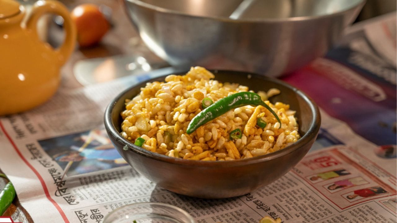 પૂર્વ ભારતની 'ઝાલમુરી' ખાસ કરીને પશ્ચિમ બંગાળમાં ખુબ જ પ્રસિદ્ધ છે. તેમાં સરસવનું તેલ, ડુંગળી, લીલા મરચાં અને મસાલા ઉમેરાતા તેનો સ્વાદ તીખો અને ચટપટો બને છે. (Image Credit Source: Social Media)