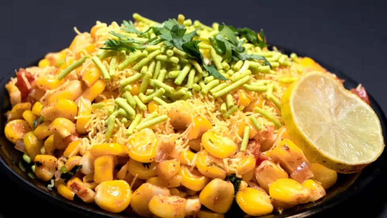 આધુનિક સમયમાં ભેળપૂરીમાં પણ નવીનતા જોવા મળે છે. 'કોર્ન ભેળ' સ્વાસ્થ્યપ્રેમીઓ માટે સારી પસંદગી છે, જેમાં મમરાની જગ્યાએ સ્વીટ કોર્નનો ઉપયોગ થાય છે. (Image Credit Source: Social Media)