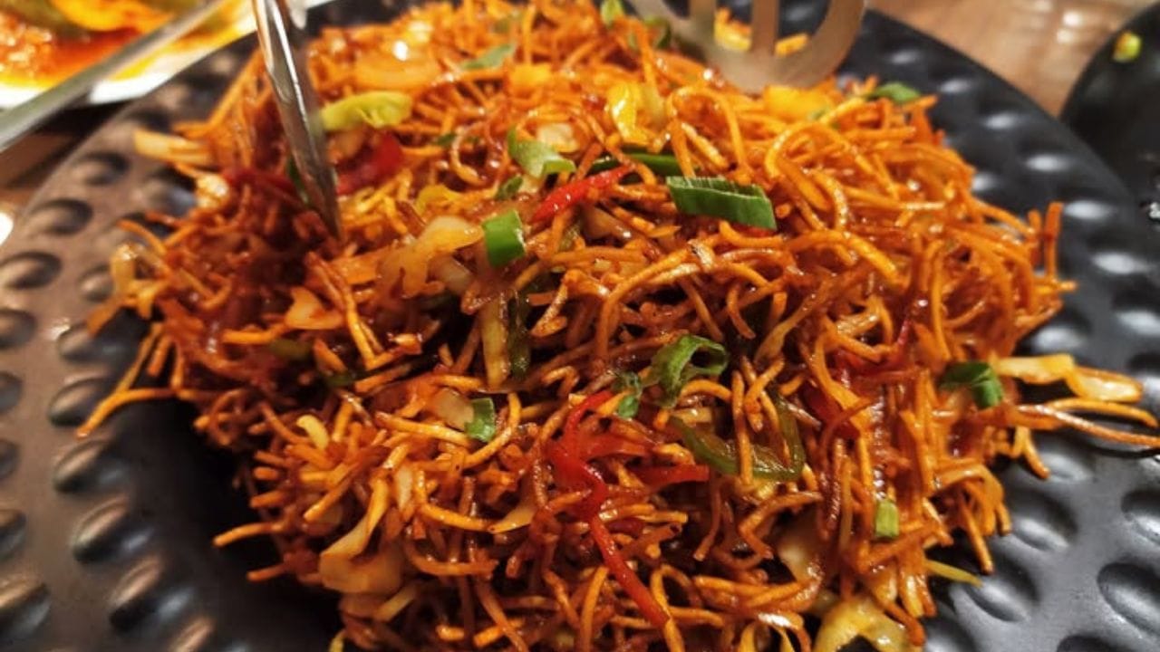 'ચાઇનીઝ ભેળ' ફ્યુઝન ફૂડનું ઉત્તમ ઉદાહરણ છે, જેમાં ફ્રાઇડ નૂડલ્સ, શાકભાજી અને સોયા સોસનો ઉપયોગ થાય છે. (Image Credit Source: Social Media) 