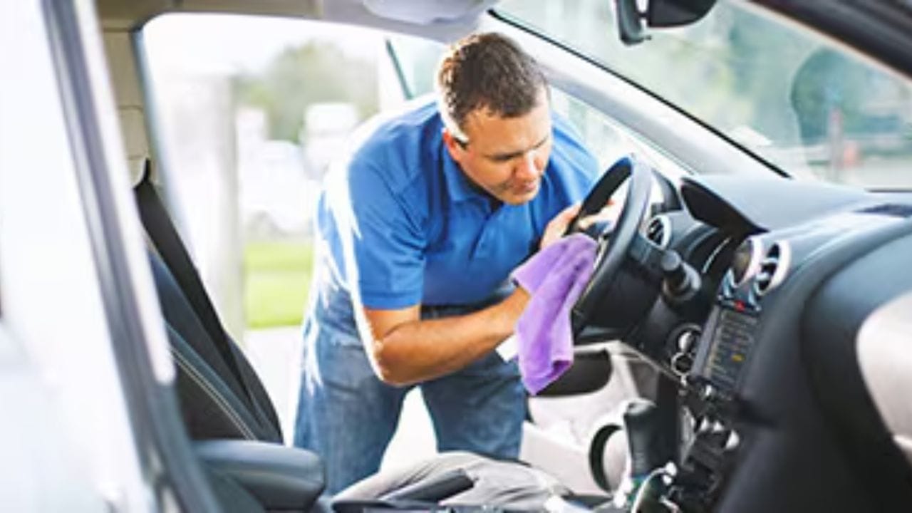 તમારા AC ની સર્વિસ કરાવો
ઉનાળો શરૂ થાય તે પહેલાં તમારા AC ની સર્વિસ કરાવો. જેથી ખાતરી થાય કે તે યોગ્ય રીતે કામ કરે છે અને એન્જિન પર વધારાનો ભાર ન પડે. ઉપરાંત, વાઇપર્સ અને રબર સીલની સ્થિતિ તપાસતા રહો.