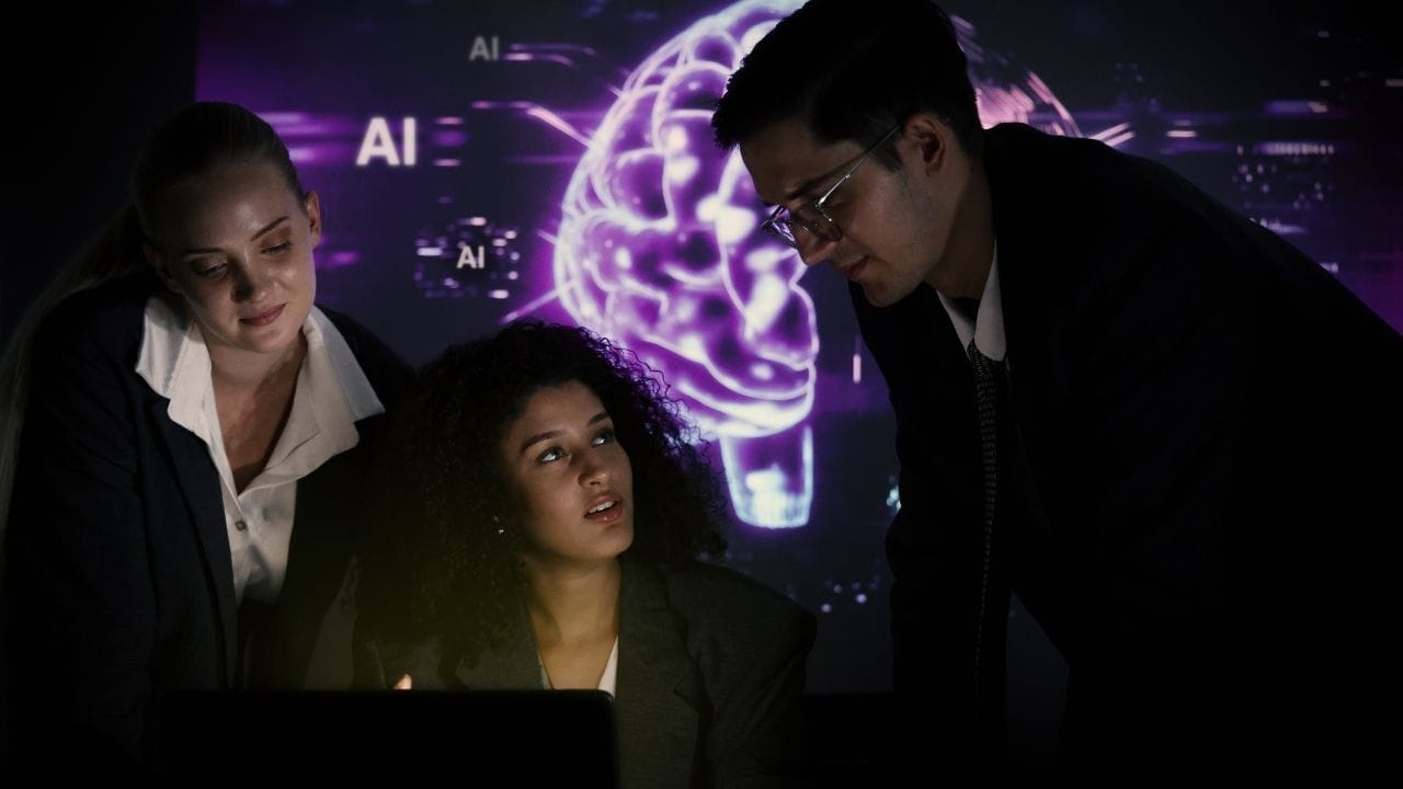 અમેરિકામાં અભ્યાસ કરનારા આંતરરાષ્ટ્રીય વિદ્યાર્થીઓ માટે OPT (Optional Practical Training) એક મોટી તક છે. સામાન્ય રીતે તેમને 12 મહિના કામ કરવાની મંજૂરી મળે છે, જ્યારે STEM વિષયોના વિદ્યાર્થીઓને વધારાના 24 મહિના એટલે કુલ 3 વર્ષ સુધી કામ કરવાની તક મળે છે. ભારતીય વિદ્યાર્થીઓમાં મોટો હિસ્સો STEM ક્ષેત્રમાં અભ્યાસ કરે છે, ખાસ કરીને કમ્પ્યુટર સાયન્સમાં, જેના કારણે તેઓ આ તકોનો વધુ લાભ લઈ શકે છે.