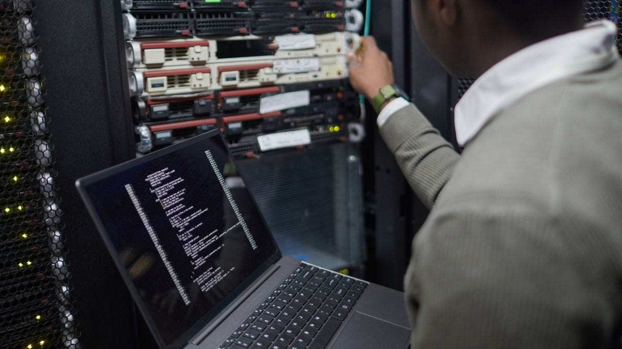 OPT પર રહેલા વિદ્યાર્થીઓએ ખાસ ધ્યાન આપવું જોઈએ કે તેઓ માત્ર નોકરી મેળવવા પર નહીં, પણ યોગ્ય ક્ષેત્રમાં અનુભવ મેળવવા પર ધ્યાન આપે. GenAI, MLOps અને AI ઇન્ફ્રાસ્ટ્રક્ચર જેવા ક્ષેત્રોમાં કામ કરવાનો અનુભવ ભવિષ્યમાં ખૂબ ઉપયોગી બની શકે છે અને તેમને ટોચના પ્રતિભાશાળી વ્યાવસાયિક તરીકે સ્થાપિત કરી શકે છે.