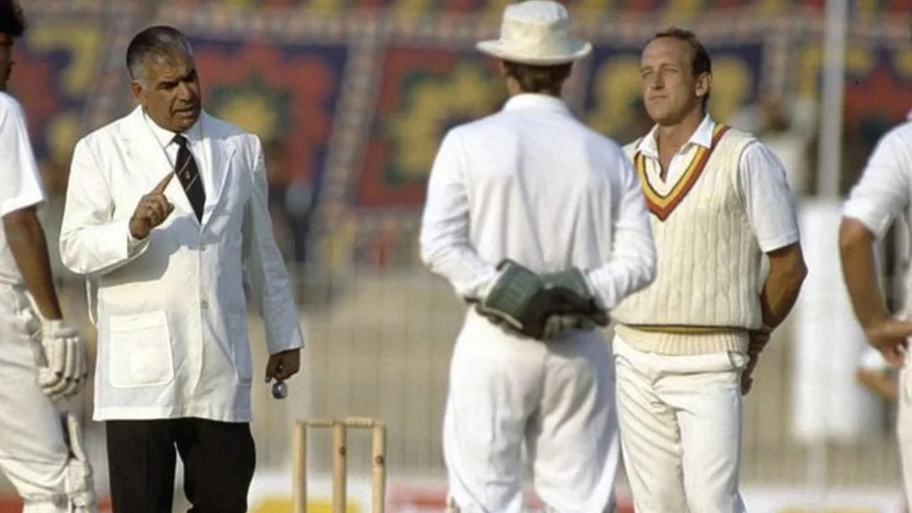 આ રીતે શકુર રાણા અને ખિઝર હયાતના વિવાદાસ્પદ સમયગાળાએ ક્રિકેટને એક મહત્વપૂર્ણ શીખ આપી. આજે તટસ્થ અમ્પાયરિંગ અને ટેક્નોલોજીનો ઉપયોગ રમતને વધુ નિષ્પક્ષ બનાવે છે, જે તે સમયના અનુભવોથી જ શક્ય બન્યું છે. (PC:X/GETTY/ESPN/WISDON)