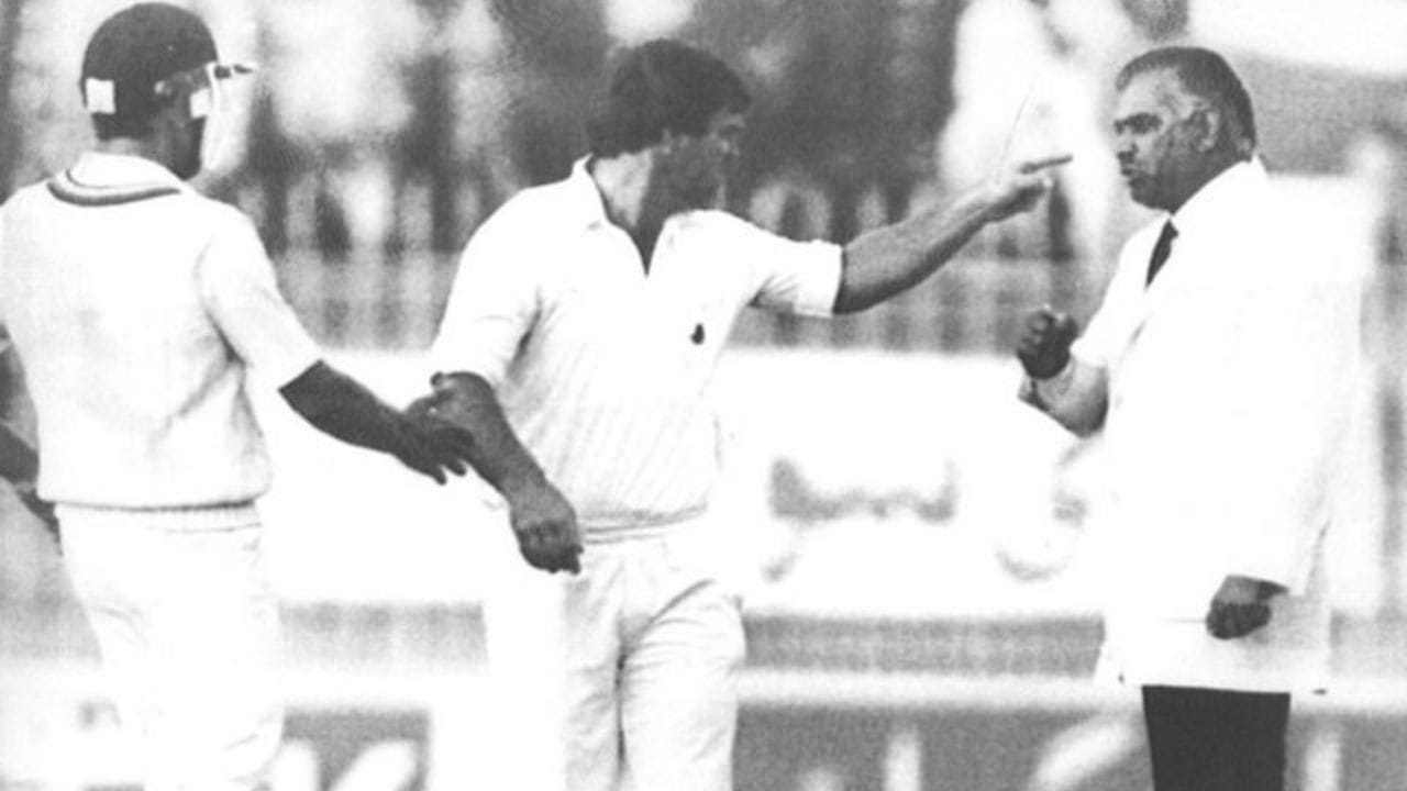 વિદેશી મીડિયામાં તો ખિઝર હયાતને “પાકિસ્તાનનો 12મો ખેલાડી” પણ કહેવામાં આવતો. તેમના નિર્ણયો સામે વિરોધી ટીમો ઘણીવાર બેસહાય બની જતી. મેચ શરૂ થવા પહેલા જ મનોબળ તૂટવાની સ્થિતિ સર્જાતી હતી, જે ક્રિકેટ માટે ખતરનાક સંકેત માનવામાં આવતો.