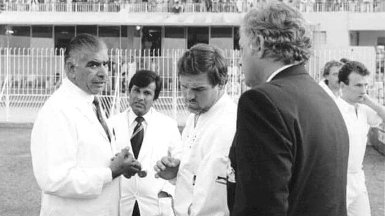 વિદેશી ટીમોના ખેલાડીઓનો આક્ષેપ હતો કે શકુર રાણા ઘણી વખત ઘરઆંગણેની ટીમને (પાકિસ્તાનને) ફાયદો પહોંચાડતા હતા. પાકિસ્તાની બેટ્સમેન આઉટ હોવા છતાં તેમને નોટ આઉટ જાહેર કરવામાં આવતા અને નાની અપીલ પર વિદેશી ખેલાડીઓને આઉટ આપવામાં આવતા. આ કારણે તેમની પ્રતિષ્ઠા નિષ્પક્ષ અમ્પાયર તરીકે નહીં પરંતુ પક્ષપાતી તરીકે બની.