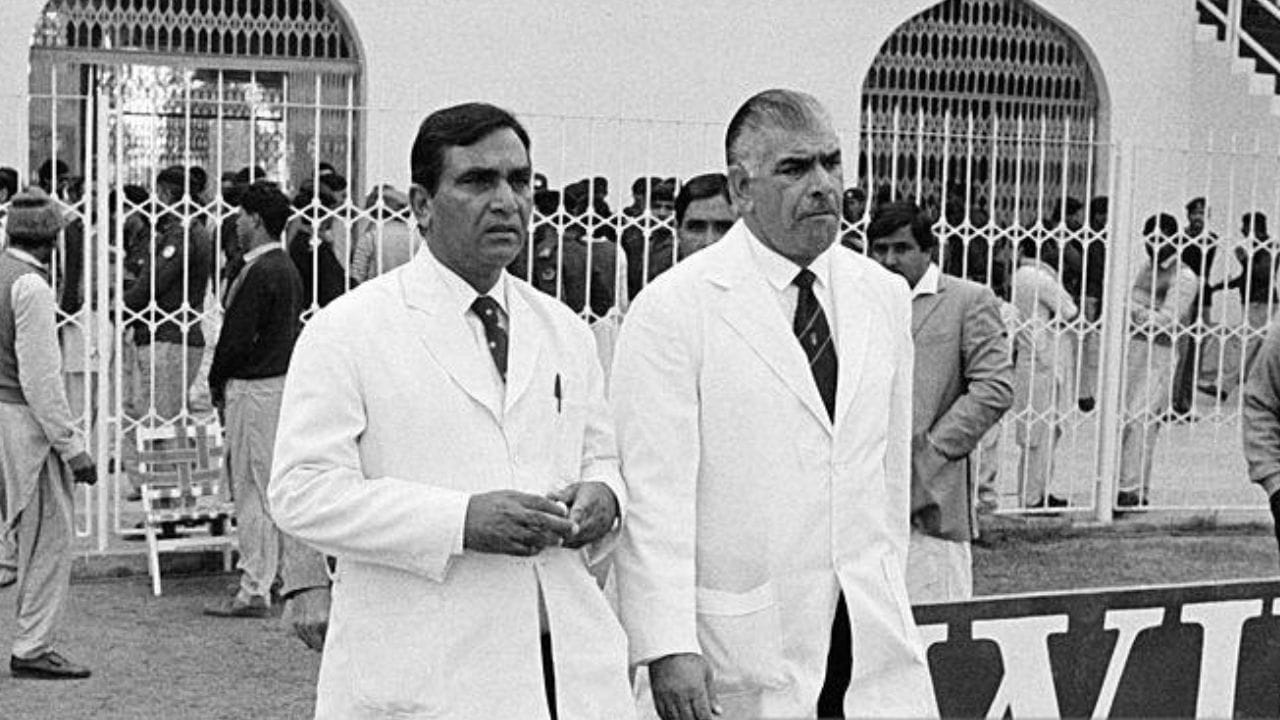 1980ના દાયકામાં આંતરરાષ્ટ્રીય ક્રિકેટમાં પાકિસ્તાનનો પ્રવાસ વિદેશી ટીમો માટે સહેલો નહોતો. માત્ર પિચ કે ખેલાડીઓ જ નહીં, પરંતુ મેદાન પર ઉભેલા અમ્પાયરો પણ મોટી ભૂમિકા ભજવતા હતા. ખાસ કરીને શકુર રાણા અને ખિઝર હયાતના નિર્ણયો ઘણી વખત ચર્ચાનો વિષય બનતા હતા.