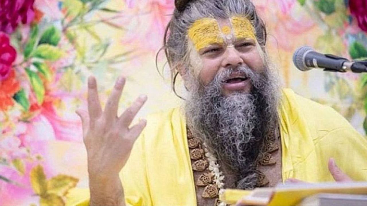 એક વ્યક્તિએ પ્રેમાનંદ મહારાજને લોન અંગે એક મહત્વપૂર્ણ પ્રશ્ન પૂછ્યો. તેણે પૂછ્યું કે, “મહારાજજી, એવું કહેવાય છે કે જો આપણે કોઈ પાસેથી ઉધાર લઈએ અને તે ચૂકવ્યા વગર મરી જઈએ, તો શું ફરી જન્મ લઈને તે દેવું ચૂકવવું પડે?”