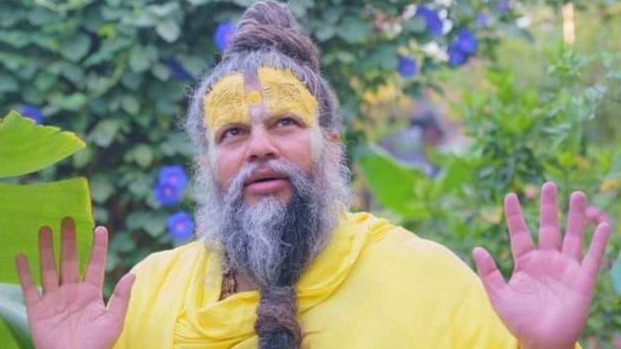 આ પ્રશ્નના જવાબમાં પ્રેમાનંદ મહારાજે ખૂબ સરળ અને આધ્યાત્મિક દૃષ્ટિકોણ આપ્યો. તેમણે કહ્યું કે, “માફ કરવું શીખવું જોઈએ. ભગવાન બધું સાંભળી રહ્યા છે. ચાલો આપણે પ્રાર્થના કરીએ કે જેને આપ્યું છે તેને આપણે હૃદયથી માફ કરી દઈએ. ભલે તે વ્યક્તિ સાંભળે કે ન સાંભળે, ભગવાન જરૂર સાંભળે છે.”