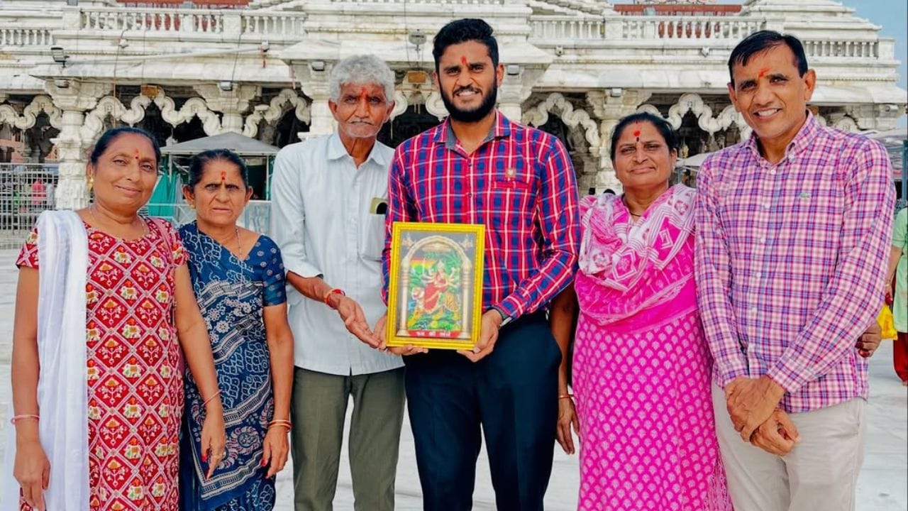  ઉર્વિલ પટેલે 7 જાન્યુઆરી 2018 ના રોજ 2017-18 ઝોનલ ટી20 લીગમાં બરોડા માટે ટ્વેન્ટી20 ડેબ્યૂ કર્યું હતુ. ત્યારબાદ તેમણે 7 ફેબ્રુઆરી 2018ના રોજ 2017-18 વિજય હજારે ટ્રોફીમાં બરોડા માટે લિસ્ટ એ ડેબ્યૂ કર્યું હતુ.