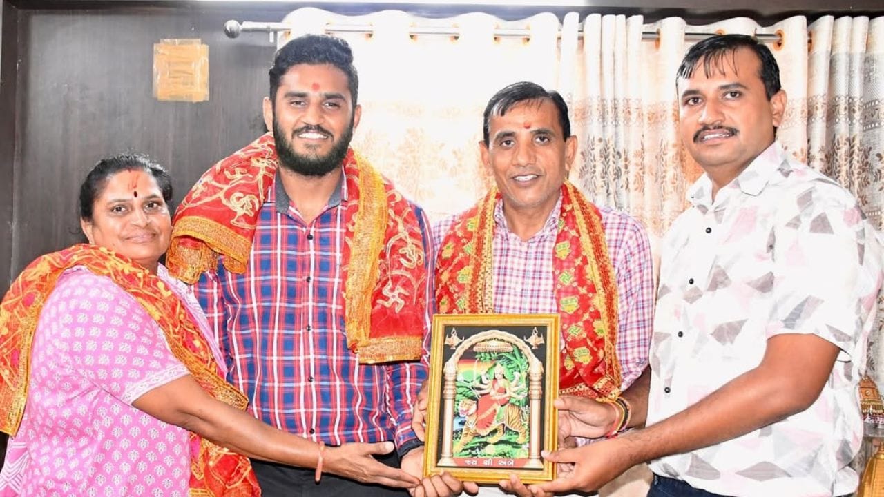 2018-19ની ડોમેસ્ટિક સીઝન પહેલા, તેઓ બરોડાથી ગુજરાતમાં ટ્રાન્સફર થયા હતા. તેમણે જાન્યુઆરી 2024માં તમિલનાડુ સામે ગુજરાત માટે ફર્સ્ટ ક્લાસ ડેબ્યૂ કર્યું હતુ.27 નવેમ્બર 2023ના રોજ, તેમણે ભારતીય બેટ્સમેન દ્વારા લિસ્ટ એ ક્રિકેટમાં બીજી સૌથી ઝડપી સદી ફટકારી 41 બોલમાં ફટકારી છે.