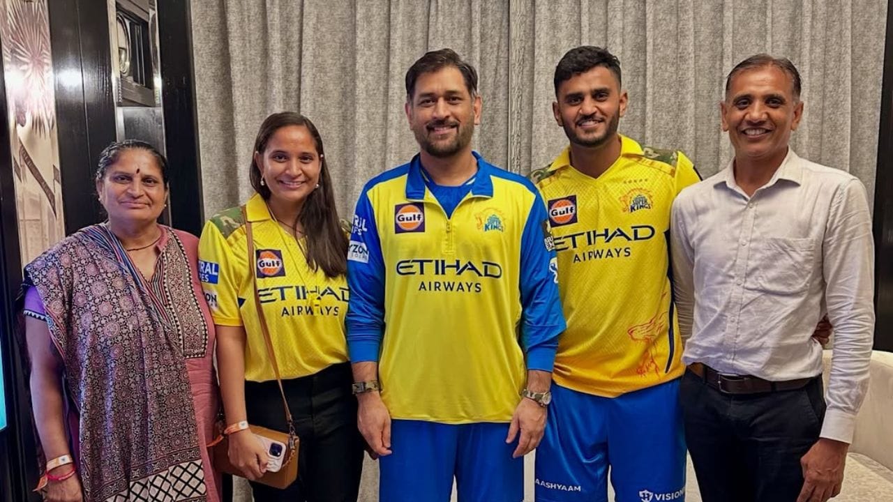 27 નવેમ્બર 2024ના રોજ તેમણે ત્રિપુરા સામે સૈયદ મુશ્તાક અલી ટ્રોફીના ઇતિહાસમાં સૌથી ઝડપી સદી ફટકારી હતી.ઉર્વિલે ગયા વર્ષે ચેન્નાઈ સુપર કિંગ્સ માટે IPLમાં ડેબ્યૂ કર્યું હતું, જેમાં તેણે 212.5 ના સ્ટ્રાઇક રેટથી 68 રન બનાવ્યા હતા.