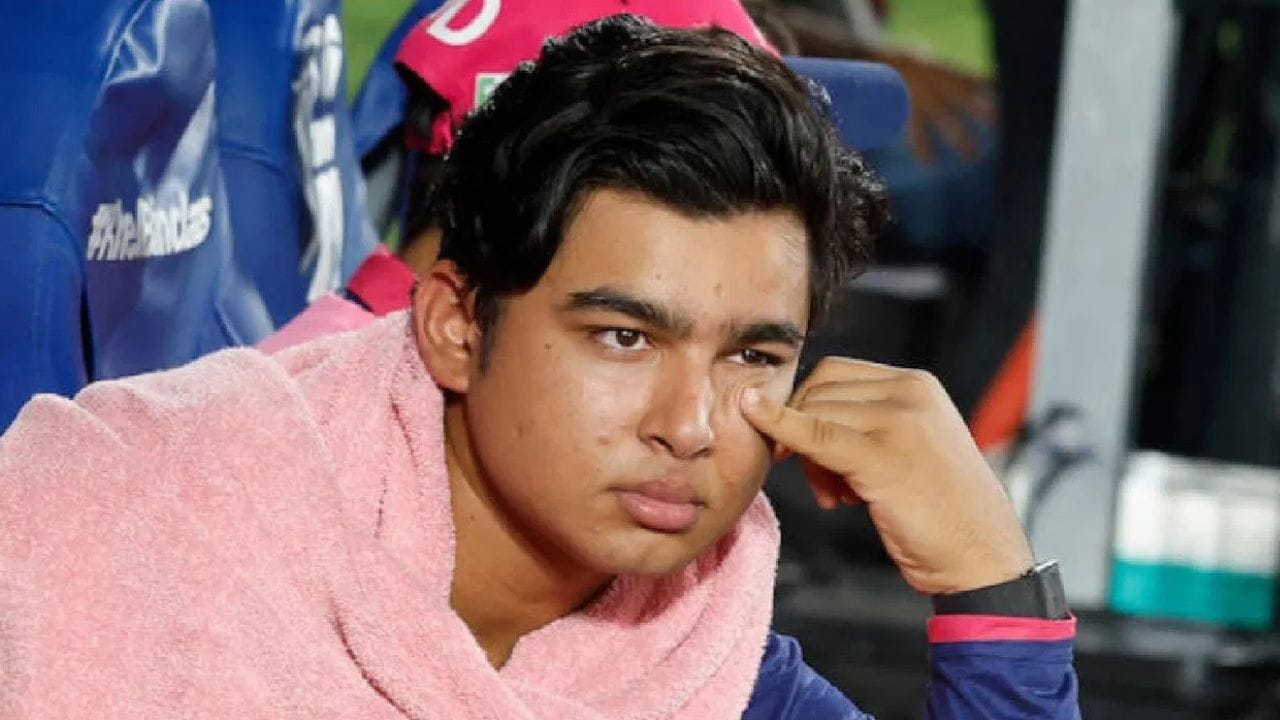 માત્ર 13 વર્ષની ઉંમરના વૈભવને IPL ઓક્શનમાં 1.1 કરોડ રૂપિયામાં રાજસ્થાન રોયલ્સ દ્વારા ખરીદવામાં આવ્યો અને તે કરોડપતિ બની ગયો. તેની બેઝ પ્રાઈસ 30 લાખ રૂપિયા હતી અને ઓક્શનમાં તેને 1.1 કરોડ રૂપિયા મળ્યા.   