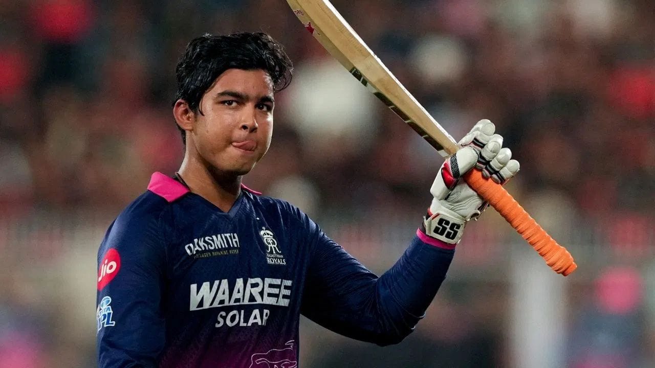 માત્ર 14 વર્ષની ઉંમરે IPL 2025માં રમી વૈભવ IPL ઈતિહાસમાં ડેબ્યૂ કરનાર સૌથી યુવા ખેલાડી બન્યો અને પહેલી જ સિઝનમાં ધમાકેદાર બેટિંગ અને શાનદાર સદીથી વૈભવ છવાઈ ગયો. 