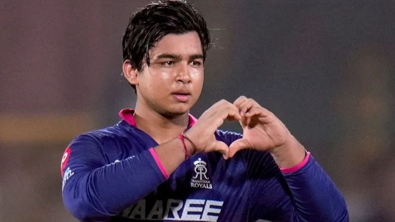 27 માર્ચ 2011ના રોજ બિહારના સમસ્તીપુર જિલ્લાના મોતીપુર ગામમાં જન્મેલા વૈભવે 9 વર્ષની ઉંમરે ક્રિકેટ રમવાનું શરૂ કર્યું હતું. શરૂઆતમાં તેના પિતા સંજીવ સૂર્યવંશીએ તેને ટ્રેનિંગ આપી હતી, બાદમાં તે ક્રિકેટ એકેડેમીમાં જોડાયો હતો.