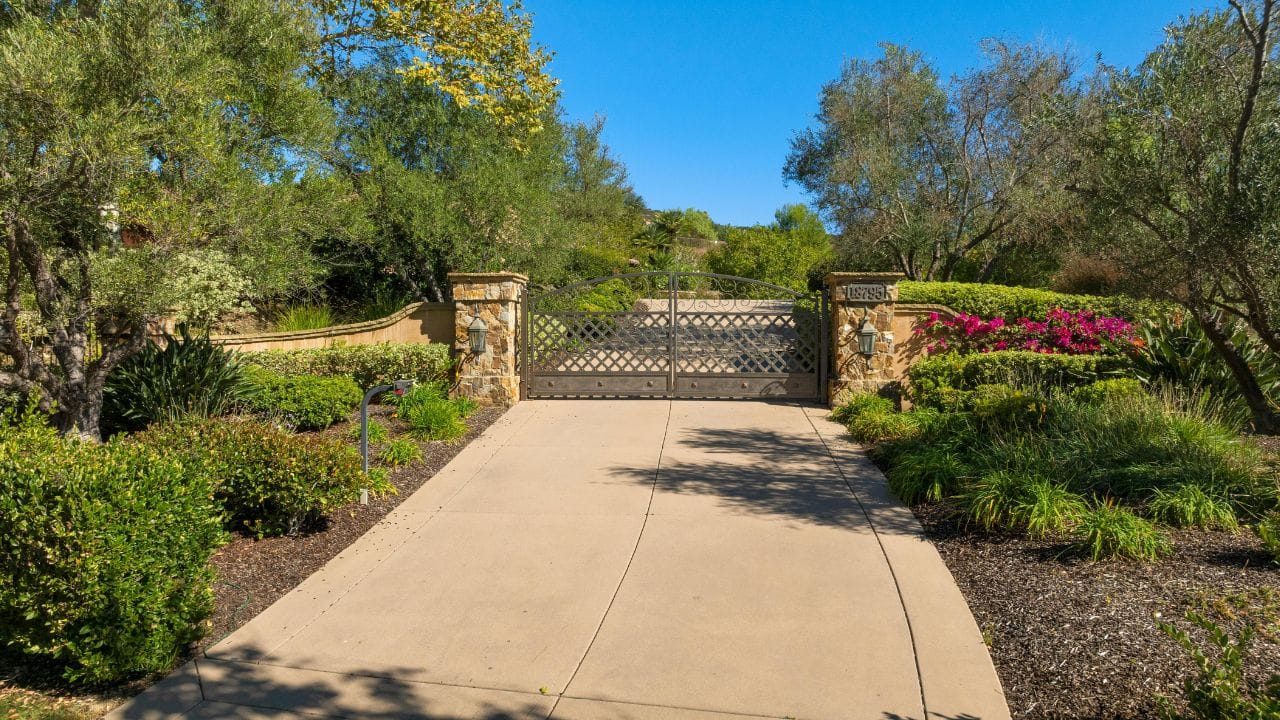 વાસ્તુશાસ્ત્ર  મુજબ ઘરના મુખ્ય દરવાજાને ખૂબ જ મહત્વપૂર્ણ માનવામાં આવે છે. આ સ્થાન એવુ છે જ્યાંથી ઊર્જાનો પ્રવેશ થાય છે, તેથી અહીં રાખવામાં આવતી દરેક વસ્તુનો સીધો પ્રભાવ ઘરના વાતાવરણ પર પડે છે. ખાસ કરીને છોડની પસંદગી કરતી વખતે ધ્યાન રાખવું જરૂરી છે, કારણ કે બધા છોડ સકારાત્મક અસર કરતા નથી. (Image Credit Source: Social Media)