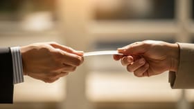 Vastu Tips: સાવધાન! ક્યારેય કોઈના હાથમાં ન આપતા આ 5 વસ્તુઓ