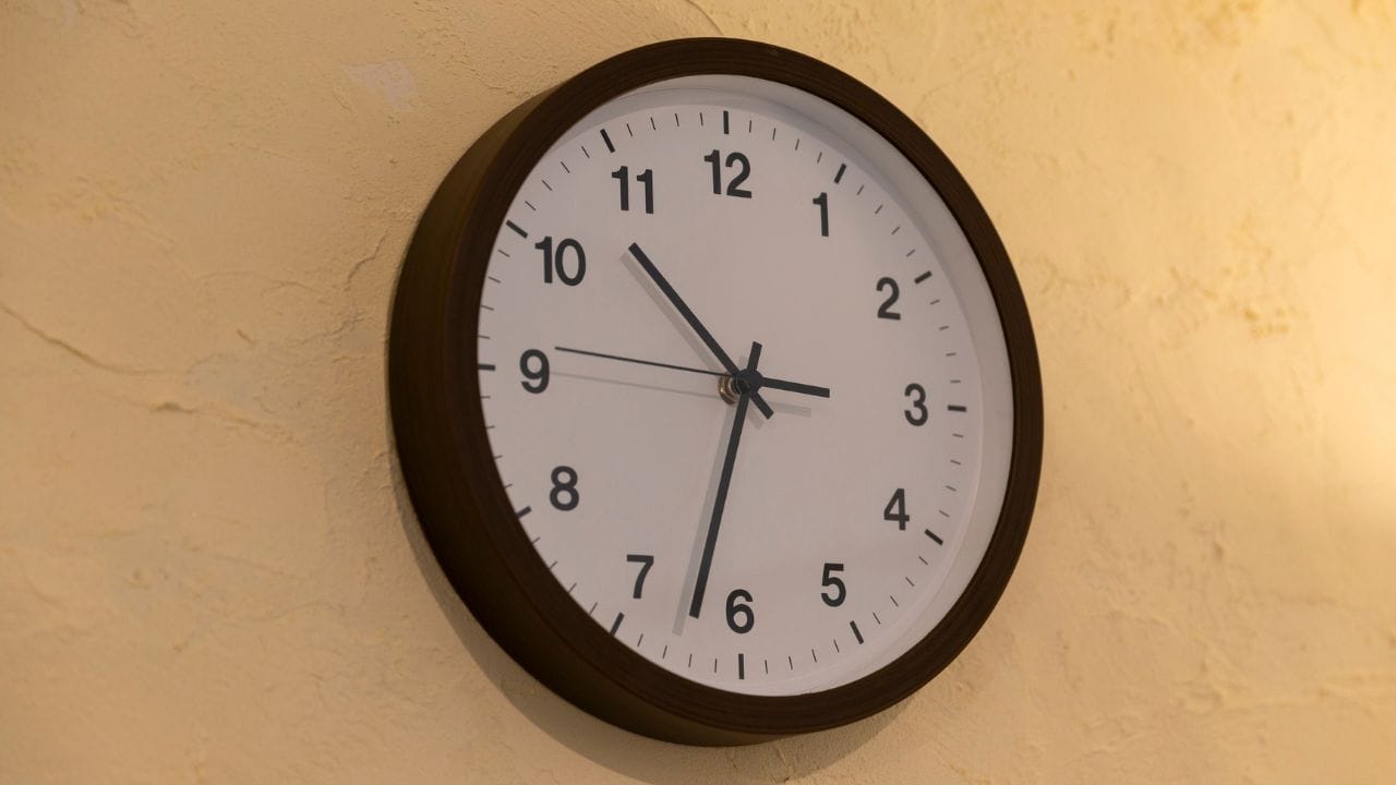 ઘડિયાળ મૂકવા માટે સૌથી શુભ દિશા ઉત્તર અને પૂર્વ ગણાય છે. ઉત્તર દિશા કુબેર અને બુધ સાથે જોડાયેલી માનવામાં આવે છે, જેથી આ દિશામાં ઘડિયાળ રાખવાથી નાણાકીય લાભ અને કારકિર્દીમાં સારા અવસર મળવાની સંભાવના વધે છે. પૂર્વ દિશા સૂર્યની દિશા છે, જે સકારાત્મકતા અને માન-સન્માનનું પ્રતિક છે. અહીં ઘડિયાળ રાખવાથી ઘરમાં ઉત્સાહ અને સકારાત્મક ઊર્જાનો પ્રવાહ વધે છે.