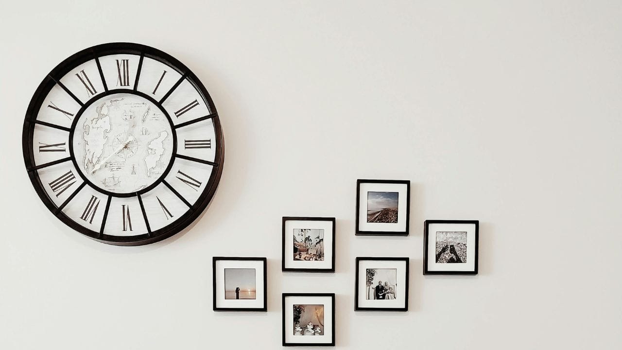 દક્ષિણ દિશામાં ઘડિયાળ મૂકવાનું ટાળવું જોઈએ. વાસ્તુ મુજબ આ દિશા યમ સાથે જોડાયેલી માનવામાં આવે છે. અહીં ઘડિયાળ રાખવાથી ઘરના વડાની પ્રગતિમાં અવરોધ આવી શકે છે અને સ્વાસ્થ્ય સંબંધિત સમસ્યાઓ ઉભી થઈ શકે છે.