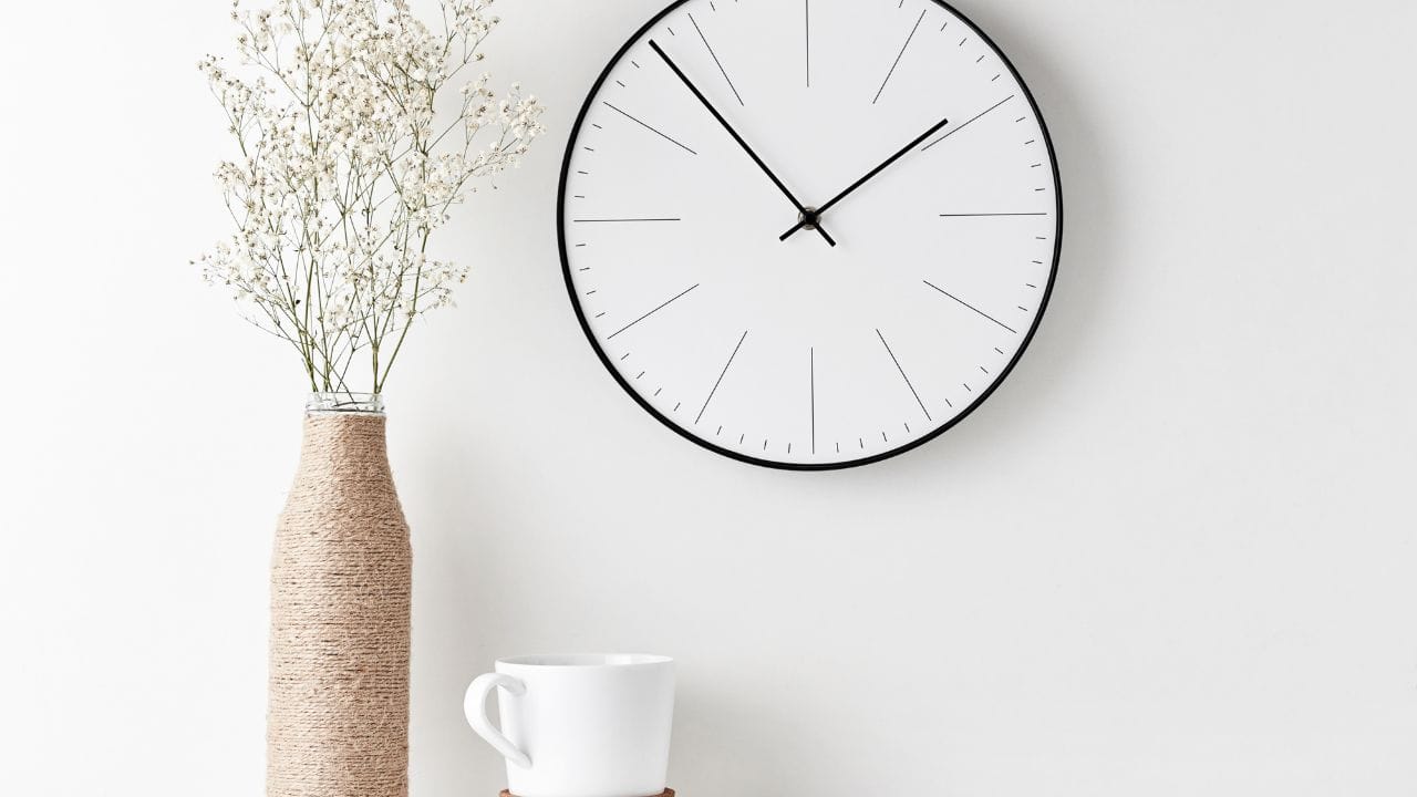 લોલક (પેન્ડુલમ) ઘડિયાળને પણ વાસ્તુમાં શુભ માનવામાં આવે છે. એવું કહેવાય છે કે આવી ઘડિયાળ ઘરમાં પ્રગતિ અને સ્થિરતા લાવે છે. ખાસ કરીને ડ્રોઇંગ રૂમની ઉત્તર દિશામાં તેને મૂકવું વધુ લાભદાયક ગણાય છે.