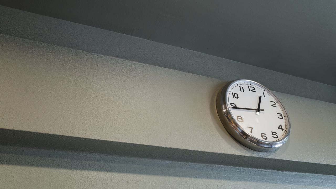 ઘરના મુખ્ય દરવાજા અથવા પ્રવેશદ્વાર ઉપર ઘડિયાળ લગાવવી યોગ્ય નથી. એવું માનવામાં આવે છે કે તેનાથી નકારાત્મક ઊર્જા ઘરમાં પ્રવેશી શકે છે અને ઘરના વાતાવરણ પર અસર પડે છે.