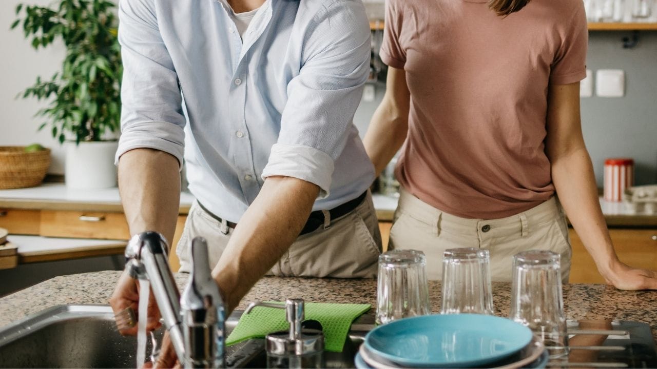 ઘરમાં બનેલું ભોજન સામાન્ય રીતે માતા, પત્ની, બહેન અથવા પરિવારના અન્ય સભ્યો દ્વારા તૈયાર કરવામાં આવે છે. તેથી ભોજનને પરબ્રહ્મનો સ્વરૂપ માનીને તેની કદર કરવી જોઈએ. શાસ્ત્રોમાં પણ ઉલ્લેખ છે કે ભોજન પછી પોતાની થાળી સાફ રાખવાથી જીવનમાં ક્યારેય અન્નની અછત આવતી નથી. થાળીમાં એક પણ દાણો બાકી ન રહે તે રીતે ખાવું અને પછી તેને યોગ્ય રીતે સાફ કરવી આ સંસ્કારનો એક મહત્વનો ભાગ છે.