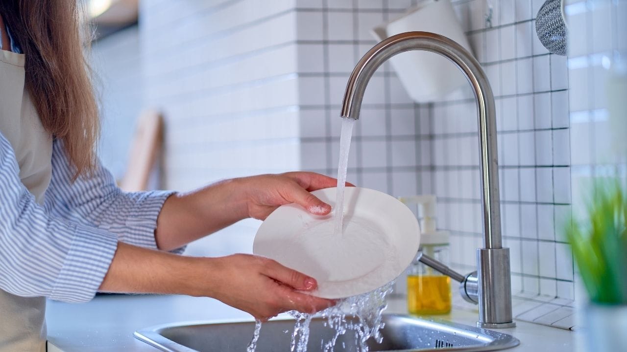 આ સાથે કેટલીક સામાન્ય શિષ્ટાચારની બાબતોનું પણ ધ્યાન રાખવું જોઈએ. જેમ કે, થાળીમાં સીધા હાથ ન ધોવા, ભોજન પૂરું થયા પછી તરત જ વાસણોને સાફ કરવા અથવા ઓછામાં ઓછું સ્વચ્છ જગ્યાએ મૂકવા. રાત્રે ગંદા વાસણો સિંકમાં ન રાખવા જોઈએ, કારણ કે તે નકારાત્મક ઉર્જા અને અશુદ્ધિનું પ્રતીક માનવામાં આવે છે.