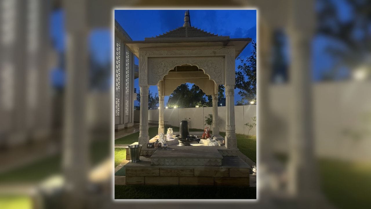 બાલ્કનીમાં મંદિર રાખવું કેટલીક માન્યતાઓ મુજબ યોગ્ય માનવામાં આવતું નથી, કારણ કે તે ઘરની બહારનો ભાગ ગણાય છે. (Image Credit Source: Social Media)