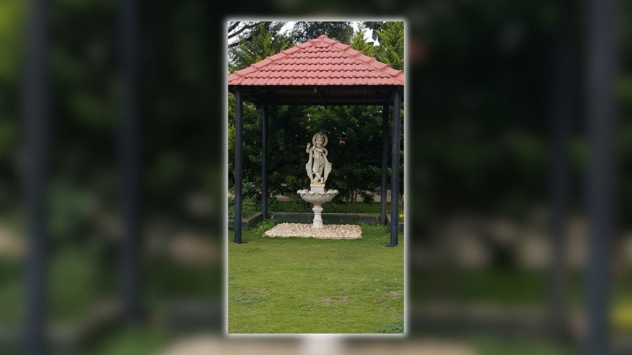 બાલ્કનીમાં મંદિર રાખવાથી એક મોટી સમસ્યા તેની સફાઈ અને પવિત્રતા જાળવવાની હોય છે. ખુલ્લી જગ્યામાં ધૂળ, માટી, પ્રદૂષણ અને પક્ષીઓની ગંદકી સરળતાથી આવી શકે છે, જે મંદિરની પવિત્રતા પર અસર કરે છે. આવા પરિસ્થિતિમાં નિયમિત પૂજા અને શુદ્ધતા જાળવવી મુશ્કેલ બની શકે છે. (Image Credit Source: Social Media)