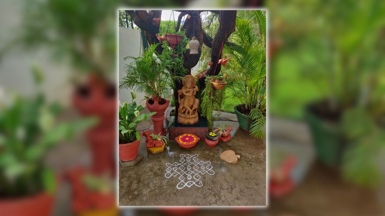 જો ઘરમાં અલગથી પૂજા રૂમ માટે જગ્યા ન હોય, તો પણ કેટલાક વિકલ્પો ઉપલબ્ધ છે. વાસ્તુશાસ્ત્ર મુજબ ઘરનો ઉત્તર-પૂર્વ ખૂણો (ઈશાન દિશા તરફ) મંદિર માટે સૌથી શુભ માનવામાં આવે છે. અહીં મંદિર રાખવાથી ઘરમાં શાંતિ અને સકારાત્મક ઉર્જા રહે છે. જો ત્યાં જગ્યા ન હોય, તો ઉત્તર અથવા પૂર્વ દિશાની દીવાલ પર નાનું મંદિર બનાવી શકાય છે. (Image Credit Source: Social Media)