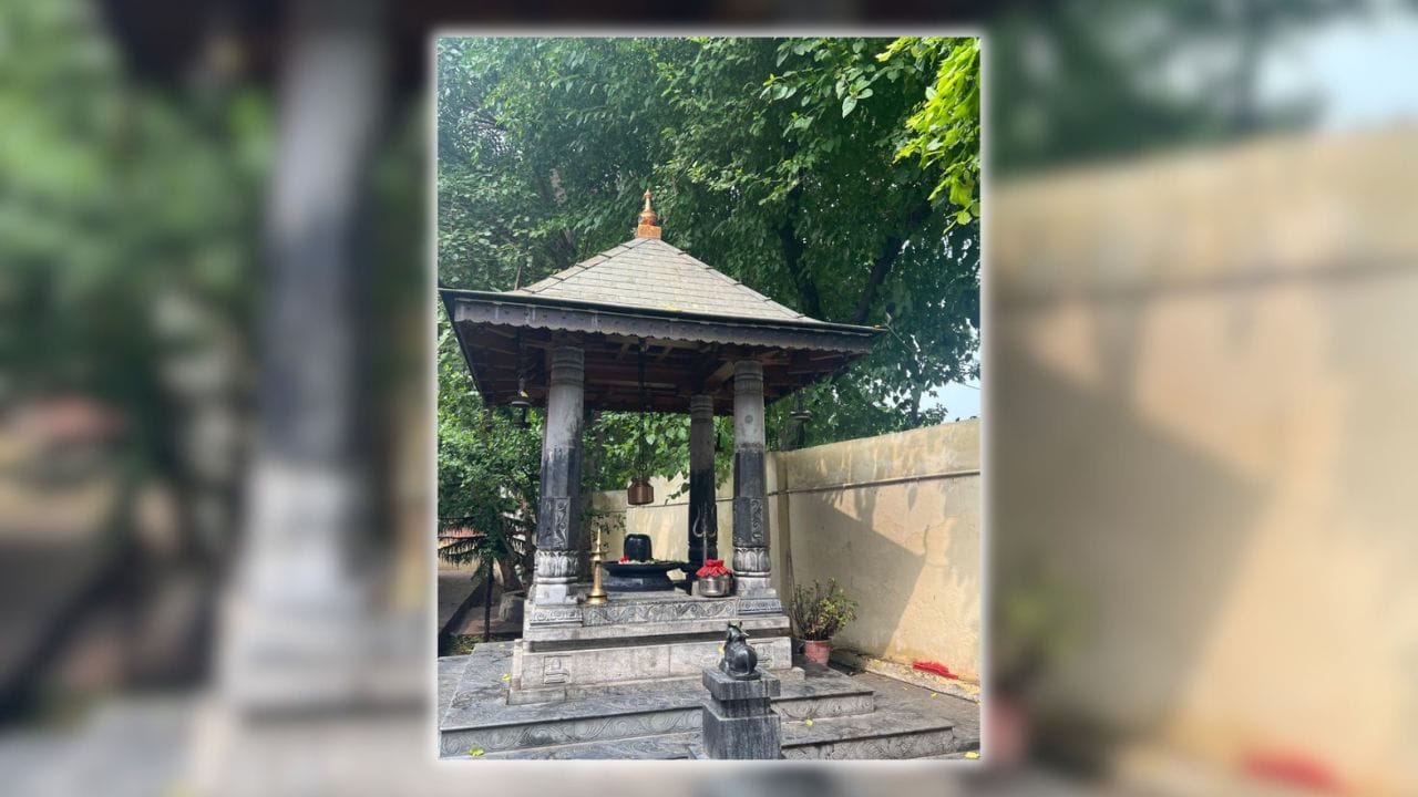 જમીન પર જગ્યા ન હોય તો લાકડાનું કે આરસ પથ્થરનું નાનું મંદિર દીવાલ પર લગાવી શકાય છે, જે સુંદર પણ લાગે છે. ધ્યાનમાં રાખવું કે મંદિરની ઉપર કે નીચે શૌચાલય ન હોવું જોઈએ અને તે બેડરૂમની દિવાલ સાથે સીધો જોડાયેલો ન હોવો જોઈએ. (Image Credit Source: Social Media)