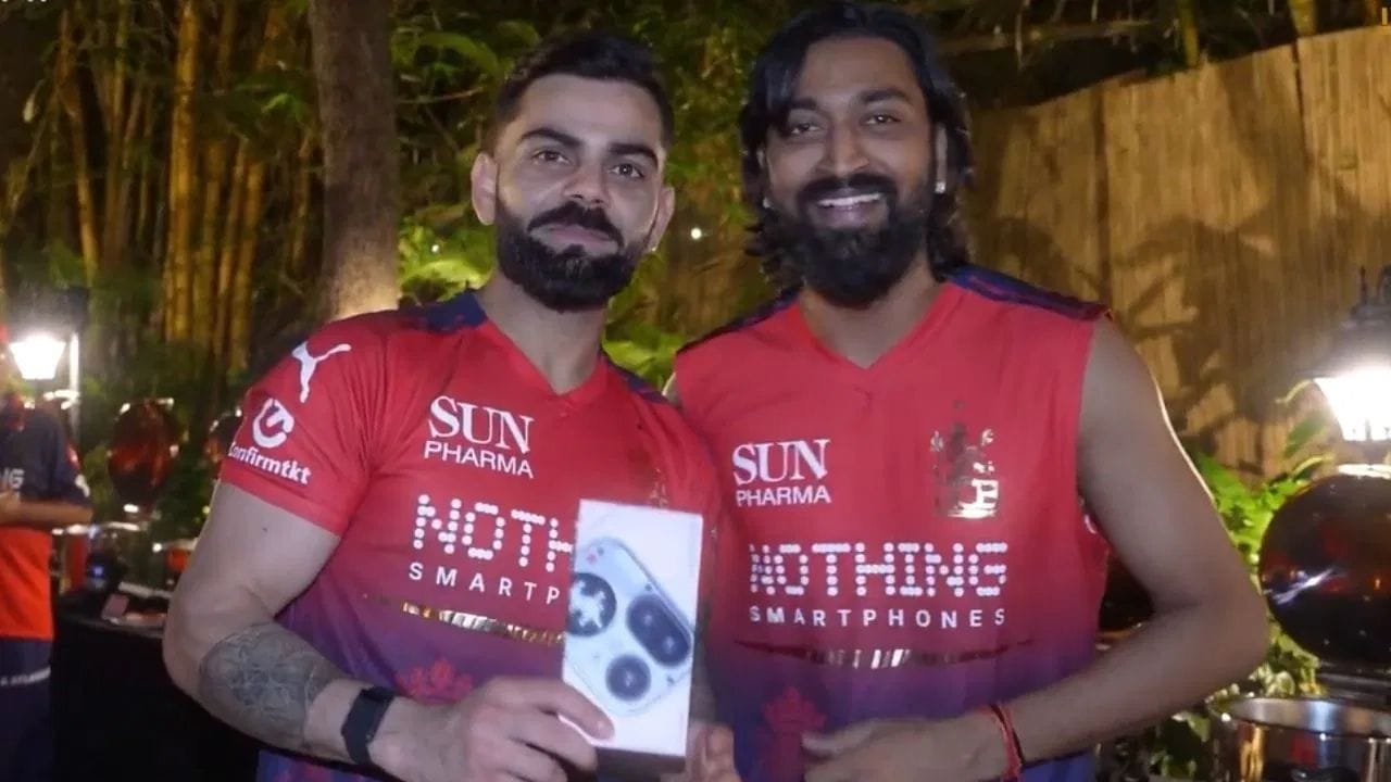 પરંતુ તેને RCB ડ્રેસિંગ રૂમમાં અલગ અલગ એવોર્ડ પણ મળ્યા, જેમાં એક સ્માર્ટ ટીવી અને સ્માર્ટફોનનો સમાવેશ થાય છે. આ એવોર્ડ્સ વાસ્તવમાં તેને RCBના સ્પોન્સર્સ દ્વારા આપવામાં આવ્યા હતા.