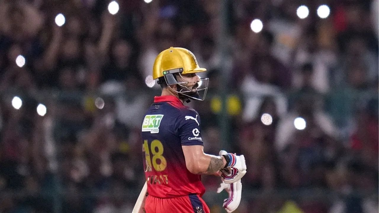 કોહલીની ઇનિંગ પણ ખાસ હતી કારણ કે તે બેંગલુરુના ચિન્નાસ્વામી સ્ટેડિયમ ખાતે RCBની સીઝનની છેલ્લી લીગ મેચ હતી. આ અડધી સદી સાથે, કોહલીએ IPL 2026 માં 328 રન સાથે ઓરેન્જ કેપ પોતાના નામે કરી છે. (PC: PTI/X/RCB)