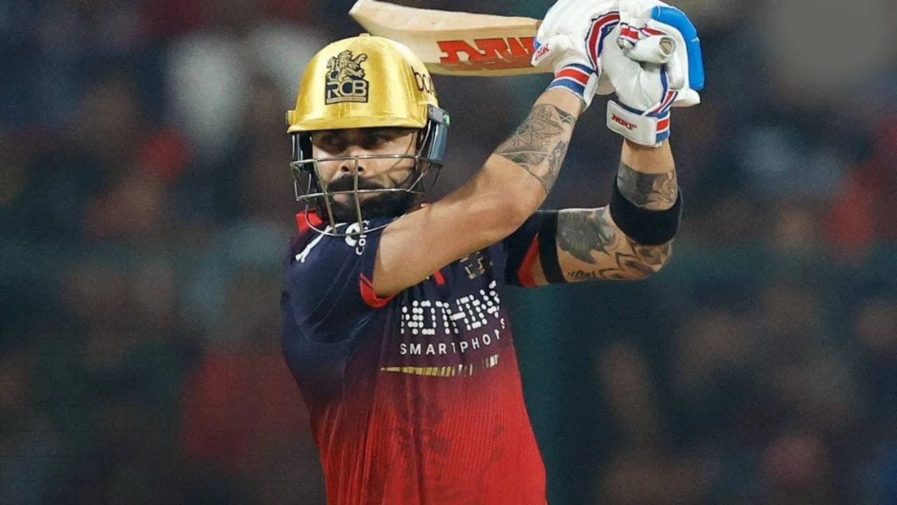 કોહલીએ છેલ્લી મેચમાં મુંબઈ ઈન્ડિયન્સ સામે શાનદાર અડધી સદી ફટકારી હતી. તેણે 38 બોલમાં 50 રન બનાવી ટીમને મજબૂત શરૂઆત અપાવી હતી. પરંતુ બેટિંગ પછી તે મેદાનમાં ફિલ્ડિંગ કરવા માટે આવ્યો નહોતો, જેનાથી ઈજાની અટકળો તેજ બની.