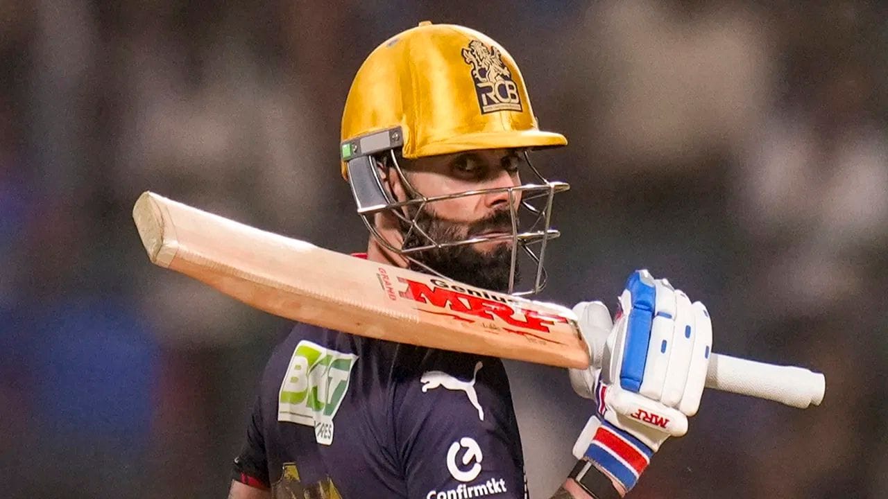 વિરાટ કોહલી IPLના ઇતિહાસમાં 9,000 રન બનાવનાર પ્રથમ ખેલાડી બન્યો. કોહલી IPLની શરૂઆતની સિઝનથી સક્રિય છે. તેણે પહેલી સિઝનમાં 165 રન બનાવ્યા હતા, અને ત્યારથી હવે IPLની 19મી સિઝનમાં તેણે 9,000 રન પૂરા કર્યા છે.