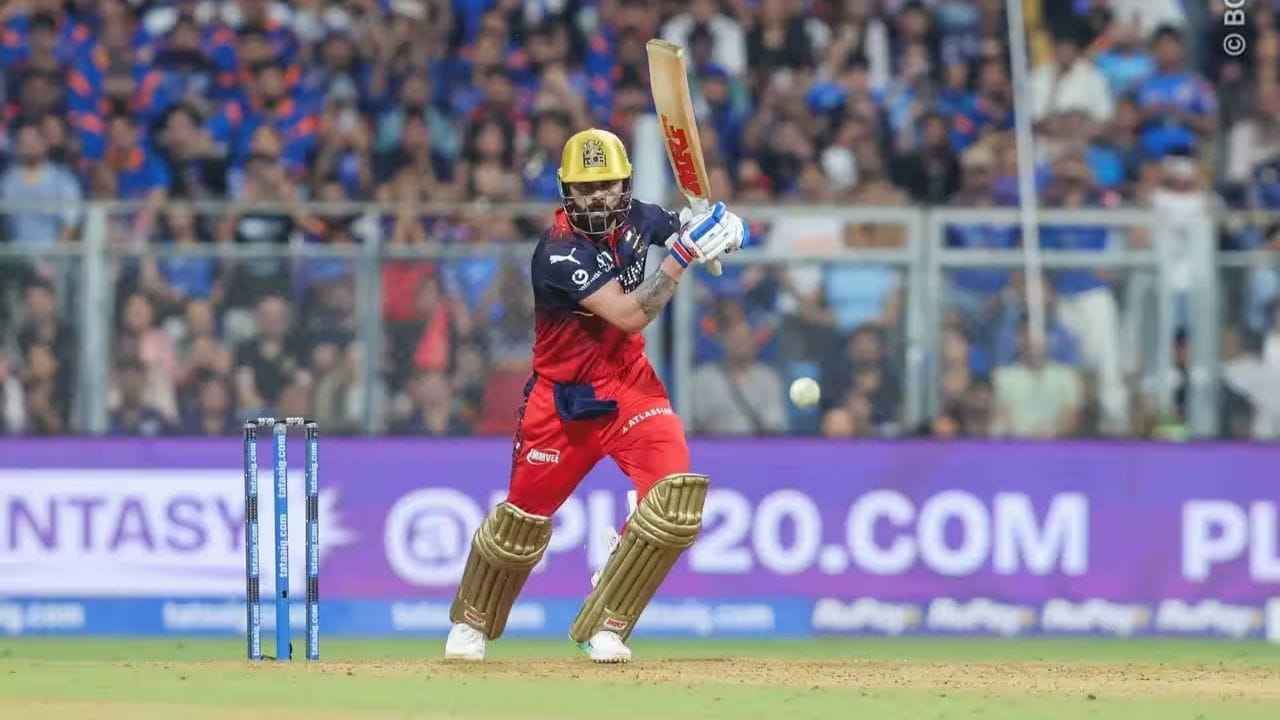 પહેલો બનાવ 9મી ઓવરમાં થયો, જ્યારે Mitchell Santnerની બોલિંગ સામે કોહલીએ વાઈડનો દાવો કર્યો હતો, પરંતુ થર્ડ અમ્પાયરે તેને ન આપી. બીજો બનાવ 15મી ઓવરમાં થયો, જ્યારે Hardik Pandyaના શોર્ટ બોલ પર કોહલી પુલ શોટ રમવામાં નિષ્ફળ રહ્યા અને અમ્પાયરનો નિર્ણય પડકાર્યો, જે ફરી ખોટો નીકળ્યો.