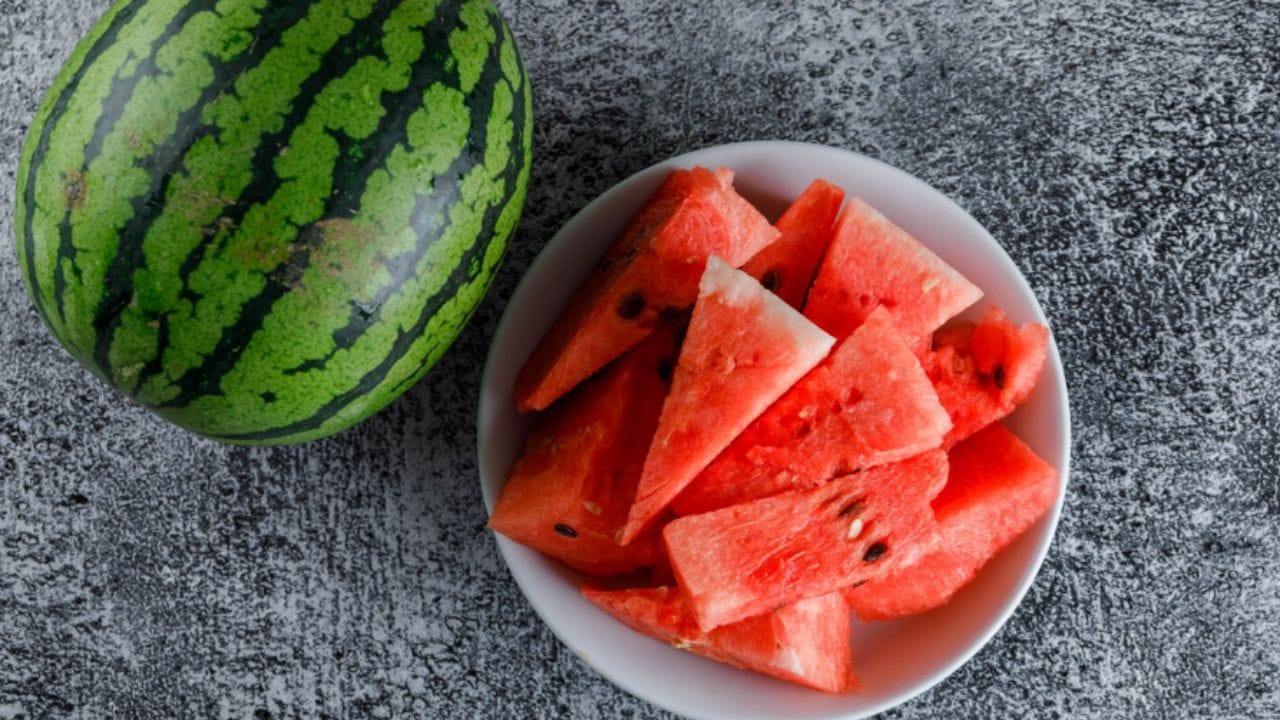નિષ્ણાતોના મુજબ, તરબૂચમાં પાણી શક્કરટેટી કરતા થોડું વધારે હોય છે. બંન્ને ફળ શરીરને ઠંડક આપે છે અને રોગપ્રતિકારક શક્તી વધારે છે.