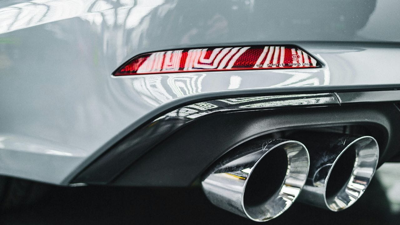 કારમાંથી કાળો ધુમાડો નીકળવો એ એન્જિનમાં ખામીનું મહત્વપૂર્ણ સંકેત છે. તેને અવગણવાથી માઇલેજ ઘટે છે, પરફોર્મન્સ ખરાબ થાય છે અને આગળ જઇને ભારે ખર્ચનો સામનો કરવો પડે છે. સમયસર તપાસ અને યોગ્ય મેન્ટેનન્સથી આ સમસ્યાને સરળતાથી નિયંત્રિત કરી શકાય છે. (Image Credit Source: Social Media)