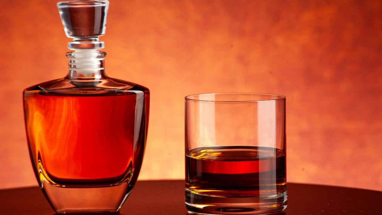 જ્યારે ડેનમાર્કના સૈનિકો આવતા, ત્યારે તેઓ કેનેડાનો ધ્વજ ઉતારી પોતાનો ધ્વજ લગાવતા, 'Welcome to the Danish Island' નું બોર્ડ લગાવતા અને ભેટમાં પ્રખ્યાત 'ડેનિશ સ્નેપ્સ' (Danish Schnapps) દારૂની બોટલ મૂકી જતા. (Image Credit Source: Social Media)