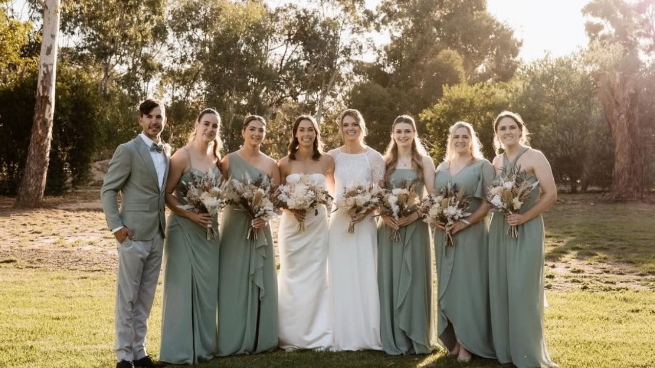 ઇંગ્લેન્ડ અને ઓસ્ટ્રેલિયા વચ્ચેની ક્રિકેટ હરીફાઈ વિશ્વની સૌથી જૂની અને ચર્ચિત સ્પર્ધાઓમાંની એક માનવામાં આવે છે. મેદાન પર બંને દેશોના ખેલાડીઓ અને ચાહકો વચ્ચે ભારે સ્પર્ધા જોવા મળે છે. પરંતુ આ હરીફાઈની બહાર, એક સુંદર પ્રેમકથા પણ જન્મી છે. ઇંગ્લેન્ડની વિકેટકીપર એમી જોન્સ અને ઓસ્ટ્રેલિયાની ઝડપી બોલર પીપ્પા ક્લેરી હવે લગ્નગ્રંથિથી જોડાઈ ગઈ છે. બંનેએ 4 એપ્રિલે લગ્ન કર્યા હતા.