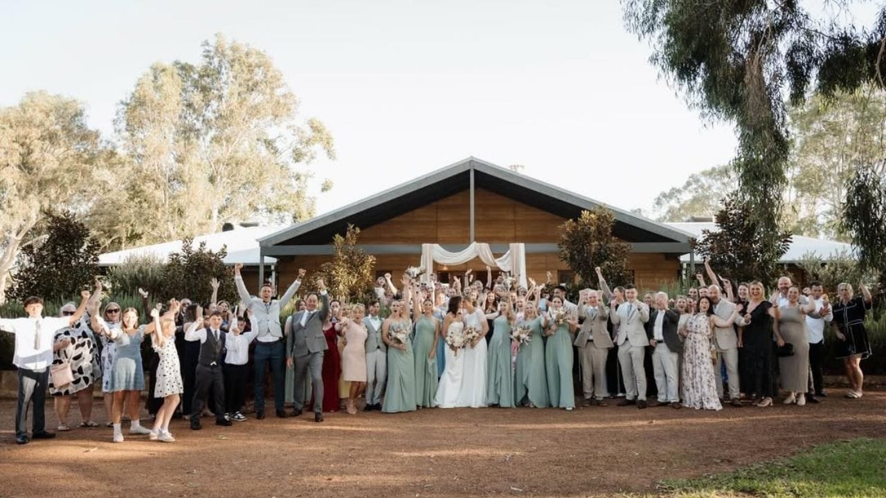 એમી જોન્સ ઇંગ્લેન્ડ મહિલા ક્રિકેટ ટીમનો મહત્વપૂર્ણ ભાગ છે, જ્યારે પીપ્પા ક્લેરી ઓસ્ટ્રેલિયન ઝડપી બોલર તરીકે ઓળખાય છે. બંને પ્રથમ વખત મહિલા બિગ બેશ લીગ દરમિયાન મળ્યા હતા, જ્યાં તેઓ પર્થ સ્કોર્ચર્સ માટે એક જ ટીમમાં રમતા હતા. આ દરમિયાન તેમની વચ્ચે મિત્રતા વધી અને ધીમે ધીમે તે પ્રેમમાં બદલાઈ ગઈ.